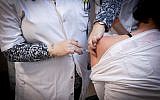 Thousands of Israelis get flu shots on December 25, 2015, following a new outbreak of swine flu in Israel. (Photo by FLASH90)