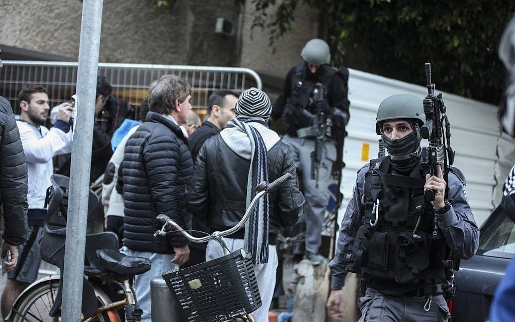 Israeli security forces search for the gunman after a shooting attack at a pub in central Tel Aviv, on Friday, January 1, 2016. (Photo by Esther Rubyan/Flash90)