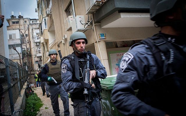 Security forces search for the gunman who shot two people dead and injured several others at a pub in central Tel Aviv, January 1, 2016. (Miriam Alster/Flash90) 