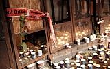 Israelis light candles outside a cafe in Tel Aviv, on January 2, 2016, a day after two people were killed in a shooting there (Tomer Neuberg/Flash90)