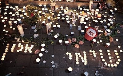 File: Memorial candles spell out the names of victims Alon Bakal and Shimon Ruimi, outside the Simta pub on Dizengoff Street in central Tel Aviv, on January 02. (Tomer Neuberg/Flash90)