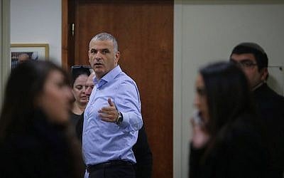 Finance Minister Moshe Kahlon arrive to the weekly government conference in Jerusalem on January 3, 2016. (Alex Kolomoisky/POOL)