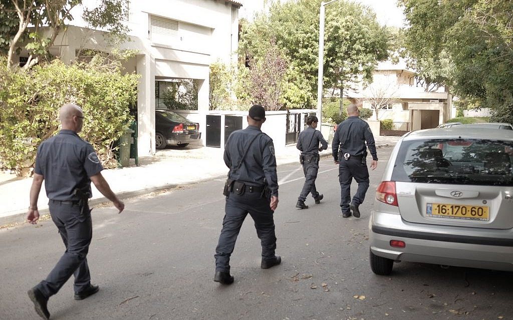 Israeli security forces look during a hunt for Nashat Milhem, the prime suspect in first of January fatal Tel Aviv shooting attack in Ramat Aviv neighborhood, Tel Aviv, on January 5, 2016. (Photo by Tomer Neuberg/Flash90)