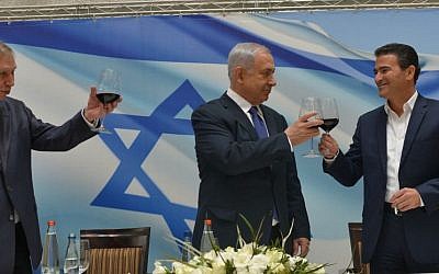 Prime Minister Benjamin Netanyahu toasts outgoing director of Mossad Tamir Pardo (L) and his successor Yossi Cohen, at a ceremony in Tel Aviv, on January 06, 2016. (Kobi Gideon / GPO)