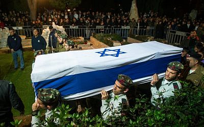 Israeli soldiers carry the carry the coffin of Cpt. Yishai Rosales, at the Mount Herzl military cemetery in Jerusalem, on January 7, 2016. Rosales died at a training exercise on an army base in southern Israel on Tuesday. (Yonatan Sindel/Flash90)