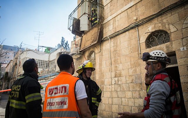 Fire fighters at the scene where an apartment balcony collapsed, in central Jerusalem, on January 12, 2016. (Hadas Parush/Flash90)