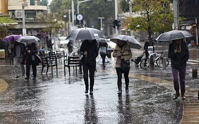 Rainstorm in Tel Aviv, January 3, 2016 (Esther Rubyan/Flash90)
