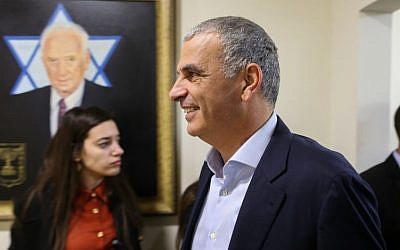 Finance Minister Moshe Kahlon arrives for the weekly cabinet meeting, at the Prime Minister's Office, Jerusalem, January 17, 2016. (Amit Shabi/POOL) 