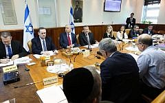 File: Prime Minister Benjamin Netanyahu, center, leads the weekly cabinet meeting at the Prime Minister's Office, Jerusalem, January 17, 2016. (Amit Shabi/Pool)