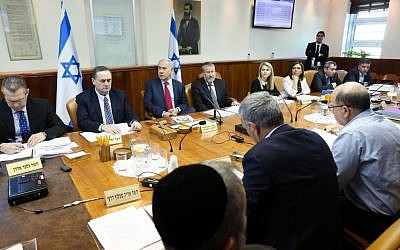 File: Prime Minister Benjamin Netanyahu, center, leads the weekly cabinet meeting at the Prime Minister's Office, Jerusalem, January 17, 2016. (Amit Shabi/Pool)