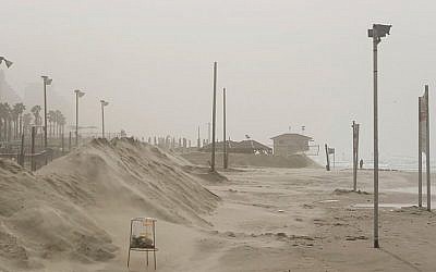 The Tel Aviv beach seen on a misty day during a sand storm on January 18, 2016. (Ben Kelmer/Flash90)
