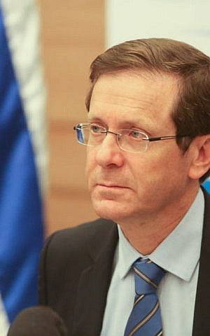 Zionist Union party chief MK Isaac Herzog leads a party meeting in the Knesset, January 18, 2016. (FLASH90) 