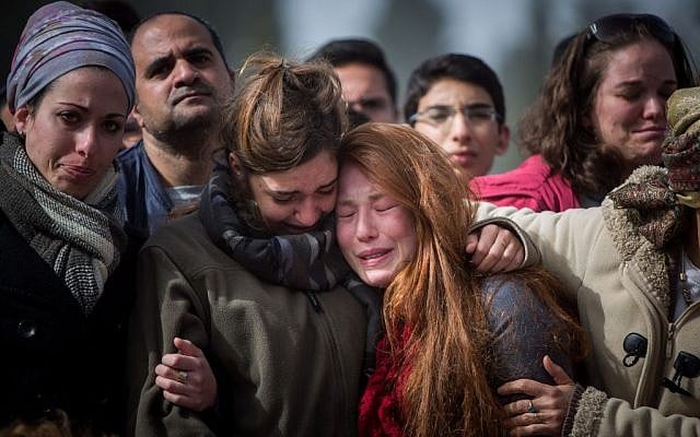 Family and friends of Dafna Meir at her funeral in Jerusalem on January 18, 2106. Meir was stabbed to death at the entrance to her home in the settlement of Otniel on January 17. (Yonatan Sindel/Flash90)