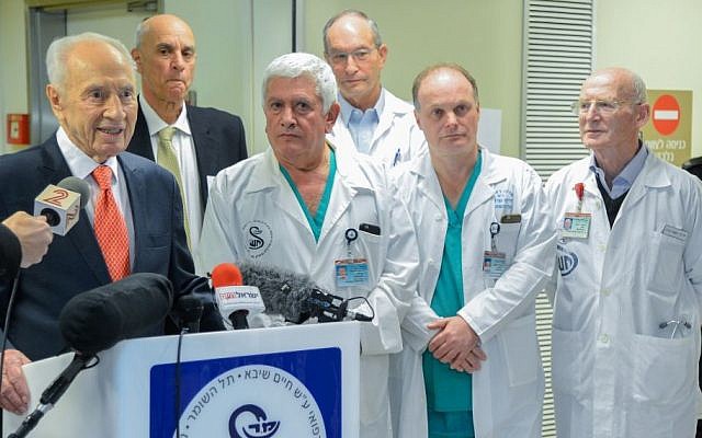 Former president Shimon Peres speaks to the media upon his release from Sheba Medical Center in Ramat Gan on January 19, 2016. (Flash90)