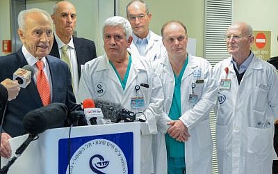 Former Israeli president Shimon Peres speaks to the media upon his release from Sheba Medical Center in Ramat Gan on January 19, 2016. (Flash90)
