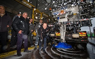 Jerusalem Mayor Nir Barkat oversees preparations for snow, which is expected to fall in Jerusalem this week, January 24, 2016. (Yonatan Sindel/Flash90)