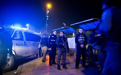 Israeli security forces at the scene of a stabbing attack near the Damascus Gate in Jerusalem, January 30, 2016. (Photo by Yonatan Sindel/Flash90)