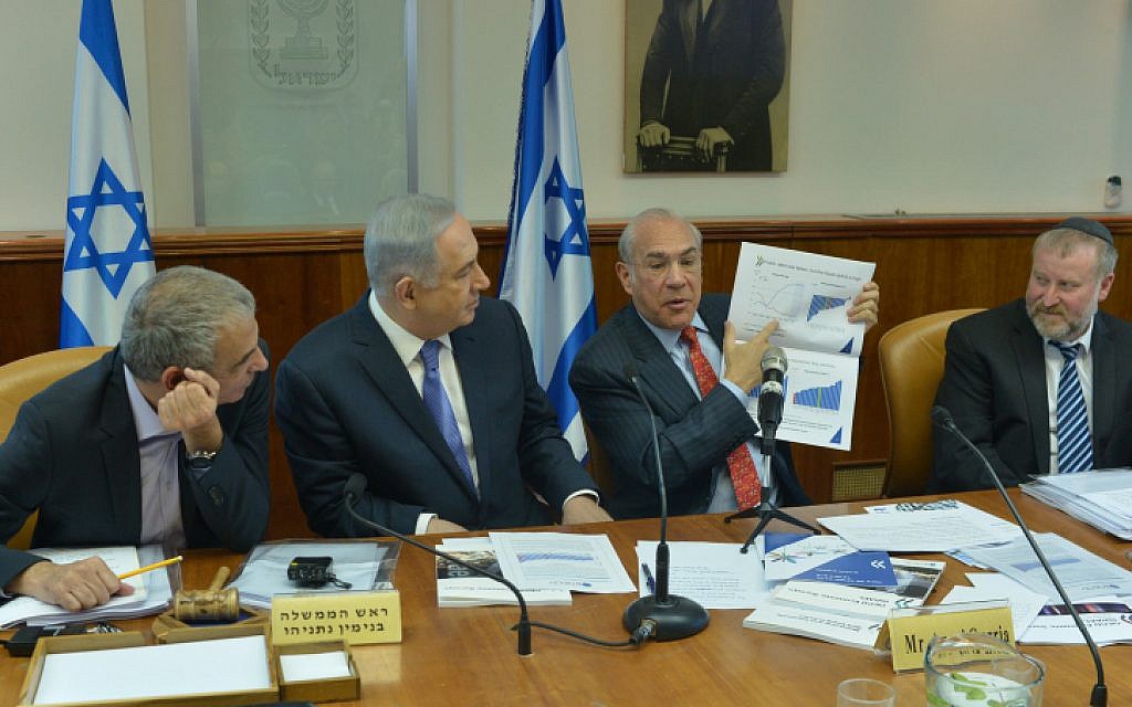 Prime Minister Benjamin Netanyahu (2L) seen with Angel Gurria (2R), Secretary-General of the Organization for Economic Co-operation and Development (OECD) , during the weekly cabinet meeting in Jerusalem on January 31, 2016. (Kobi Gideon/GPO)