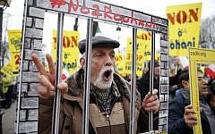 Protesters shout as they demonstrate against Iranian President Hassan Rouhani's visit in Paris, Wednesday, January 27, 2016 (AP Photo/Christophe Ena)