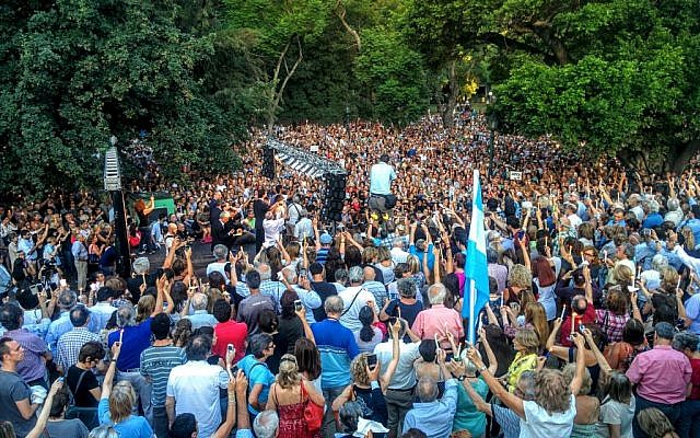 Thousands hold up candles at Buenos Aires's Plaza Alemania at a memorial ceremony for allegedly murdered Argentinian prosecutor Alberto Nisman on January 18, 2016. (Ilan Ben Zion/The Times of Israel)