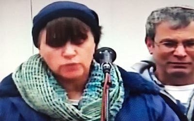 Naama Krigman speaks at her daughter Shlomit's funeral on January 26, 2016 (Channel 2 screenshot)
