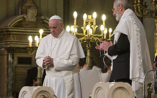 Pope Francis, flanked by Rabbi Riccardo Di Segni, right, during his first visit to a synagogue as pope on  January 17, 2016. (AP Photo/Alessandra Tarantino)