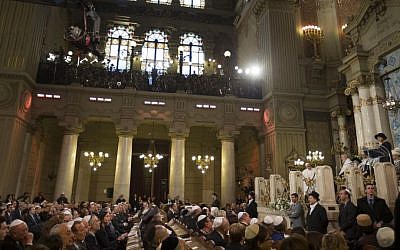 Pope Francis makes his first visit to a synagogue as pope, greeting Rome's Jewish community in their house of worship as his two predecessors did in a show interfaith friendship at a time of religiously-inspired violence around the globe, on January 17, 2016. (AP Photo/Alessandra Tarantino) Pope Francis makes his first visit to a synagogue as pope, greeting Rome's Jewish community in their house of worship as his two predecessors did in a show interfaith friendship at a time of religiously-inspired violence around the globe, on January 17, 2016. (AP Photo/Alessandra Tarantino)
