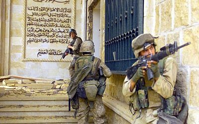 US Marines from 1st Battalion 7th Marines enter a palace during the Fall of Baghdad, April 2003. (Public domain, Wikimedia Commons) 