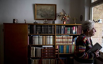 Dutch Israeli holocaust survivor Mirjam Bolle is seen in her house in Jerusalem, January 20, 2016. (AP Photo/Sebastian Scheiner)