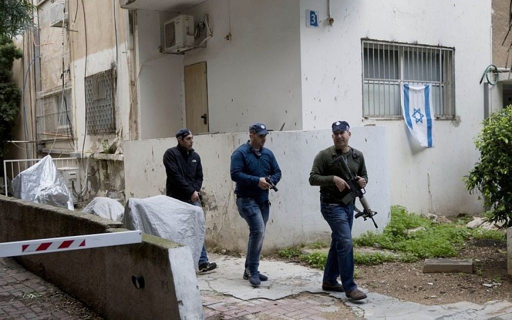 Israeli police officers search for a gunman near the scene of a shooting attack in Tel Aviv, January 1, 2016. (AP/Oded Balilty)