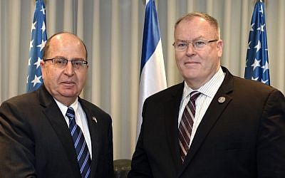 Defense Minister Moshe Ya'alon and US Deputy Secretary of Defense Robert Work at the Defense Ministry, Tel Aviv, January 14, 2016. (Ministry of Defense)