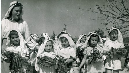 Children in 1953 bring "bikkurim," representations of the harvest of the past year, on Tu BShvat. (JNF-KKL Archive photo) Children in 1953 bring "bikkurim," representations of the harvest of the past year, on Tu BShvat. (JNF-KKL Archive photo)