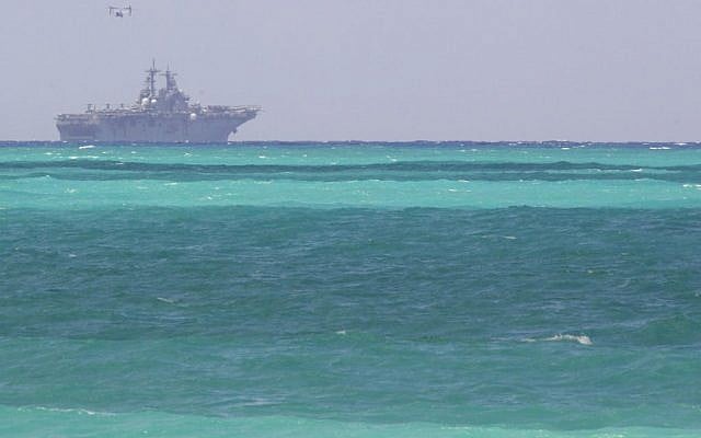 US Navy amphibious assault ship USS Essex off the coast of Bellows Air Force Station, Hawaii during amphibious exercises, May 19, 2015. (AP/Caleb Jones, File) 
