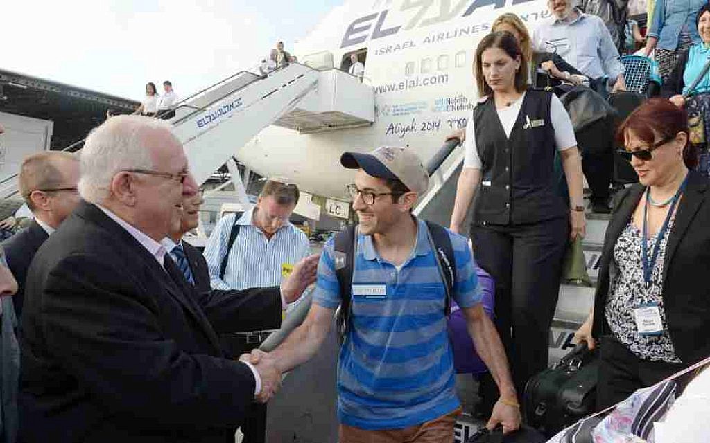 Israeli President Reuven Rivlin welcomes new immigrants from the USA and Canada, on August 12, 2014. (Mark Neyman/GPO/Flash90)