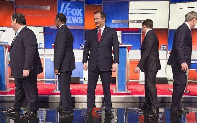 Republican Presidential candidates (L-R)  New Jersey Gov. Chris Christie, retired neurosurgeon Ben Carson, Texas Senator Ted Cruz, Florida Senator Marco Rubio, and former Florida Gov. Jeb Bush arrive for the Republican Presidential debate sponsored by Fox News at the Iowa Events Center in Des Moines, Iowa on January 28, 2016. (AFP / AFP PHOTO / Jim WATSON)