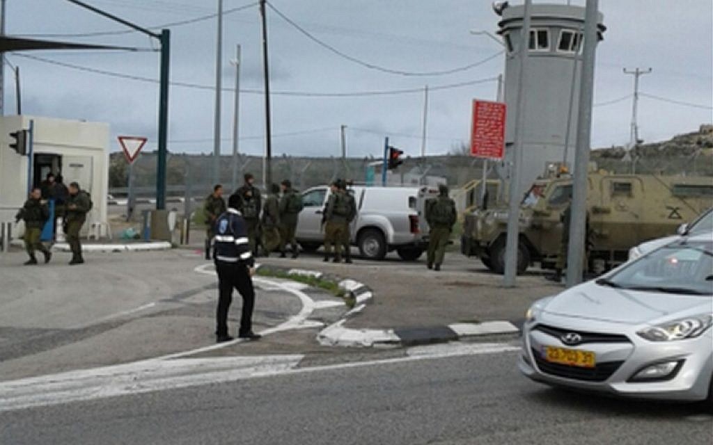 Security forces attend the site of a possible car-ramming attack on Route 443 near Jerusalem that left a soldier wounded, on January 26, 2016 (Photo: Israel Hatzolah)