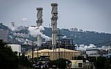 Pollution in the northern Israeli city of Haifa, April 15, 2015. (Basel Awidat/Flash90)