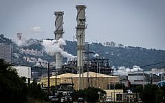 Pollution in the northern Israeli city of Haifa, April 15, 2015. (Basel Awidat/Flash90)