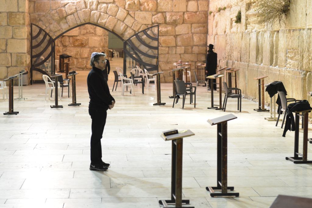 Jean-Michel Jarre pays his respects to the Western Wall (Courtesy Jean-Michel Jarre)
