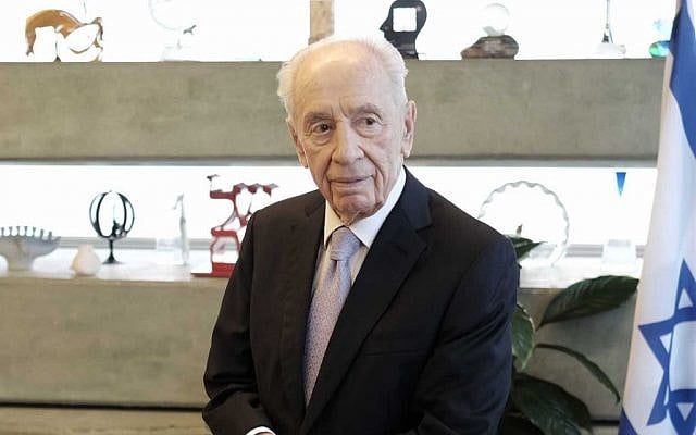 File: Shimon Peres in Tel Aviv, November 30, 2015 (Tomer Neuberg/Flash90)