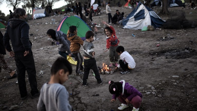 This file photo taken on November 4, 2015 shows refugee and migrant children, living in a field next door to the Moria camp on the Greek island of Lesbos. (AFP / ARIS MESSINIS) This file photo taken on November 4, 2015 shows refugee and migrant children, living in a field next door to the Moria camp on the Greek island of Lesbos. (AFP / ARIS MESSINIS)