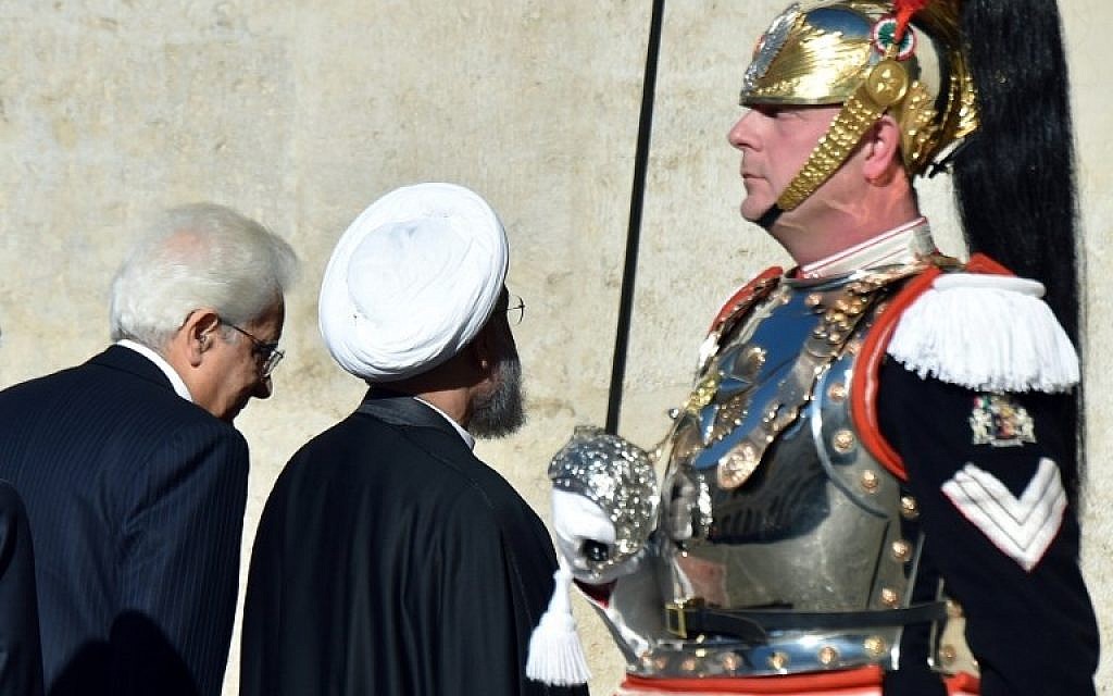 Iranian President Hassan Rouhani (center) arrives with Italian President Sergio Mattarella (left) for their meeting at the Quirinale presidential palace in Rome, on January 25, 2016. (AFP/Alberto Pizzoli)