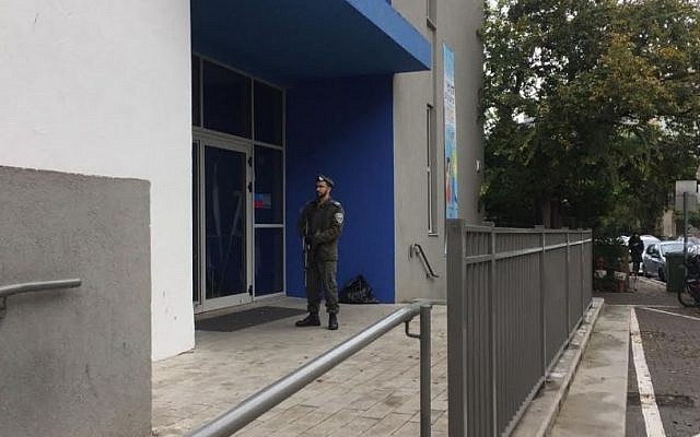 A Border Policeman stands guard at an elementary school in north Tel Aviv on January 3, 2015 (Simona Weinglass / Times of Israel staff) A Border Policeman stands guard at an elementary school in north Tel Aviv on January 3, 2015 (Simona Weinglass / Times of Israel staff)
