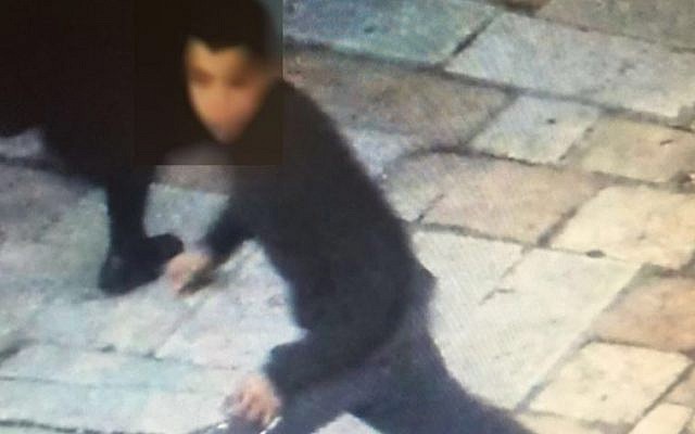 Image of a suspect in a stabbing attack on an Israeli teenager at Damascus Gate on January 30, 2016 (Courtesy) Image of a suspect in a stabbing attack on an Israeli teenager at Damascus Gate on January 30, 2016 (Courtesy)