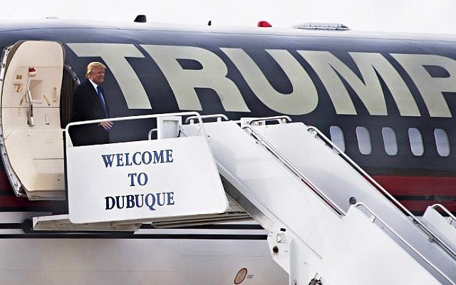 Republican Presidential Candidate Donald Trump arrives at Dubuque Regional Airport in Dubuque, Iowa, for a campaign event January 30, 2016, ahead of the Iowa Caucus. (AFP / JIM WATSON)