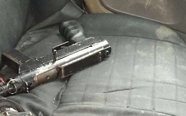 One of two submachine guns seized from two Palestinian suspects by IDF forces in the West Bank, January 19, 2016. (IDF spokesperson)