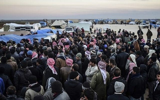 Syrians fleeing the northern embattled city of Aleppo wait on February 5, 2016 in Bab-Al Salama, next to the city of Azaz, northern Syria, near Turkish crossing gate. (AFP / BULENT KILIC) Syrians fleeing the northern embattled city of Aleppo wait on February 5, 2016 in Bab-Al Salama, next to the city of Azaz, northern Syria, near Turkish crossing gate. (AFP / BULENT KILIC)