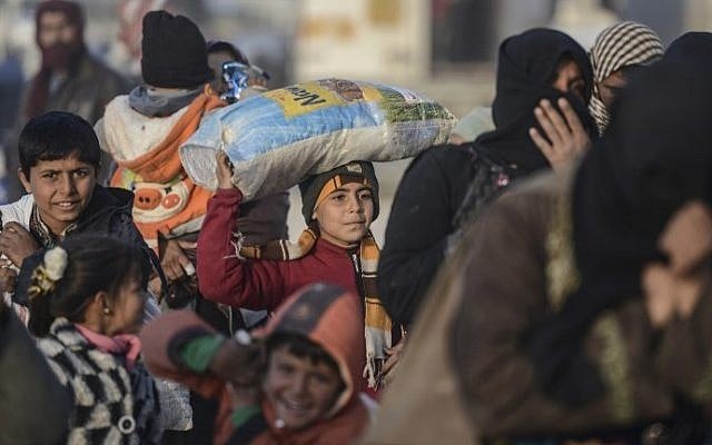 Children carry bags as Syrians fleeing the northern embattled city of Aleppo wait on February 5, 2016 in Bab-Al Salama, next to the city of Azaz, northern Syria, near Turkish crossing gate. (AFP / BULENT KILIC) Children carry bags as Syrians fleeing the northern embattled city of Aleppo wait on February 5, 2016 in Bab-Al Salama, next to the city of Azaz, northern Syria, near Turkish crossing gate. (AFP / BULENT KILIC)