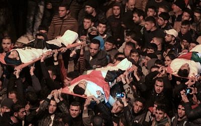 Palestinians mourn over the bodies of three men who were killed by Israeli security forces as they carried out a deadly attack in Jerusalem, during their funeral in the village of Qabatiya , near the West Bank city of Jenin, on February 5, 2016 (AFP / JAAFAR ASHTIYEH)