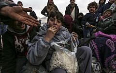 Syrian refugees fleeing the northern embattled city of Aleppo on February 6, 2016 (AFP / BULENT KILIC)